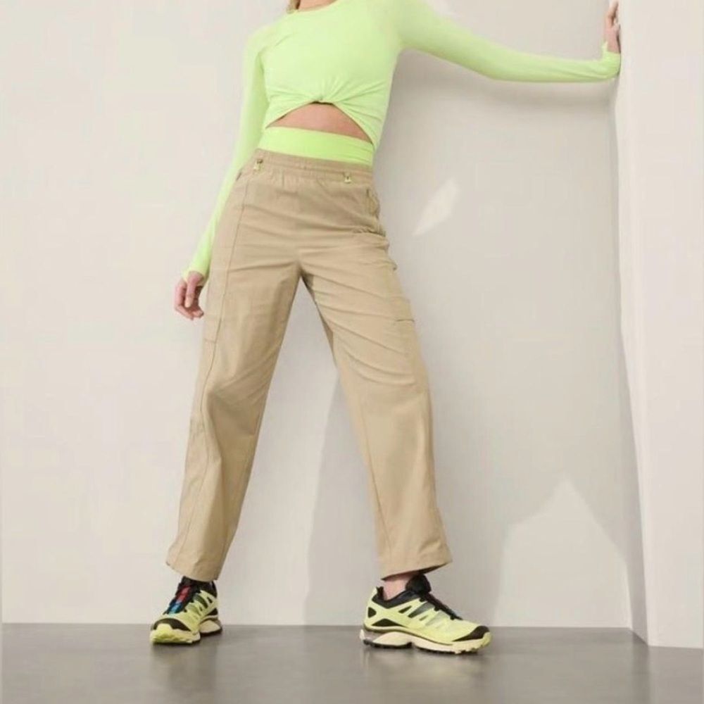 NWT Athleta Cascade Cargo Poplin Pant Baggy Pants Khaki Tan Beige Size S